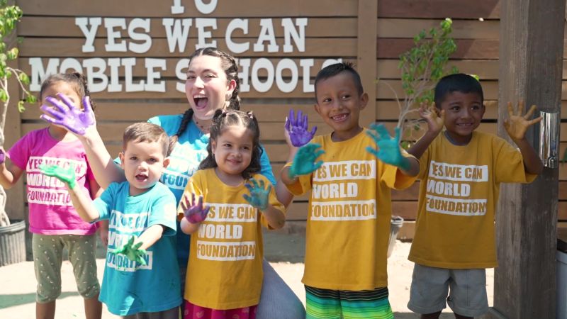 Para cientos de niños migrantes que viven en refugios fronterizos, las aulas móviles de este héroe de CNN ofrecen educación y estabilidad.